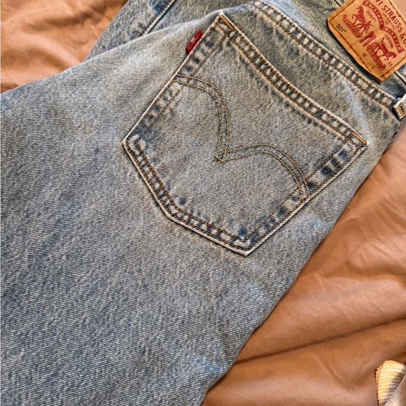 Levi's Women's Light Blue Straight Leg Jeans - Picture 2 of 2